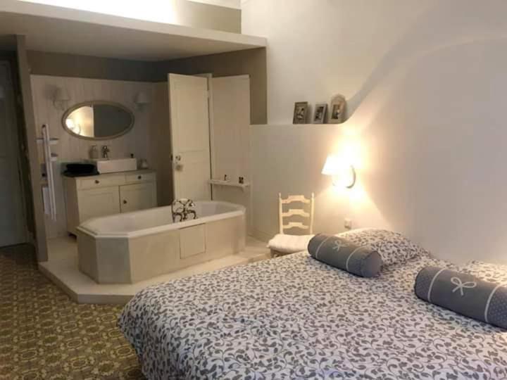 Le 4 Feuilles En.Camargue Hotel Bernis Eksteriør billede